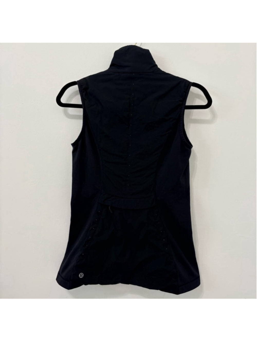 Lululemon Run For Cold Vest Black Sz 4 EUC - Picture 7 of 10
